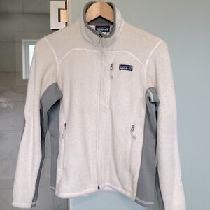Patagonia W’s R2 Birch White Fleece Full Zip Jacket